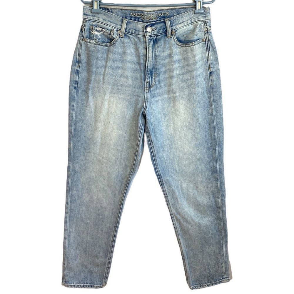 American Eagle Mom Jeans Light Wash Blue in Size 8 Regular